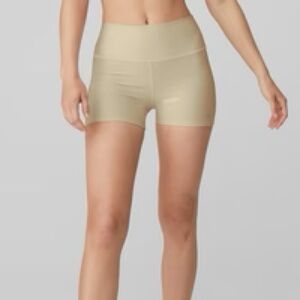 ALO YOGA 3" High-Waist Airlift Short
Color: California Sand